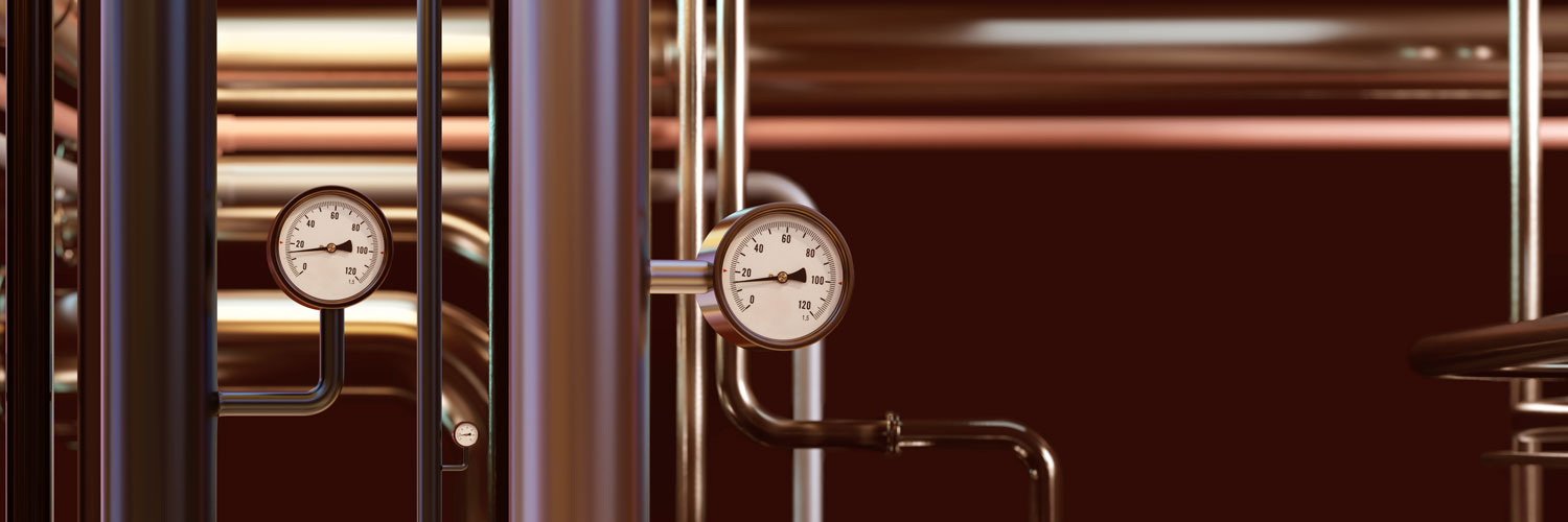 排気の熱と排水の熱が充満しているボイラー室